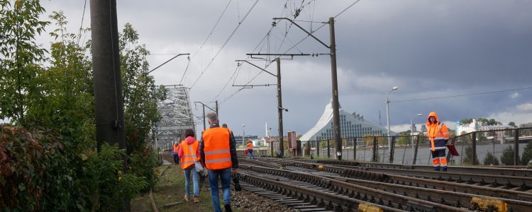 Fotogalerija: konkursanti apskata sarežģītākās Rail Baltica Centrālās stacijas pārbūves vietas