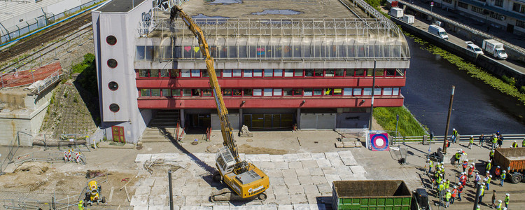 Rail Baltica izbūves vajadzībām sākta “Titānika” ēkas demontāža (+fotogalerija)