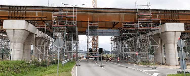 Rail Baltica projektā pie Rīgas lidostas norisinās estakādes laidumu inovatīvā – atmosfērizturīgā – tērauda siju montāža