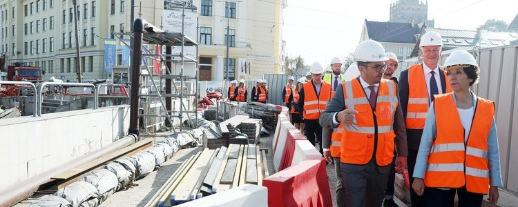 Francijas Eiropas un ārlietu ministre Katrīna Kolonā apmeklē Rail Baltica Rīgas Centrālā mezgla būvlaukumu