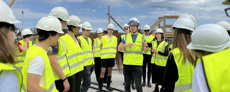 Stiprinot sadarbību ar RTU, topošie arhitekti Rail Baltica Rīgas lidostas būvlaukumā izzina būvniecības risinājumus