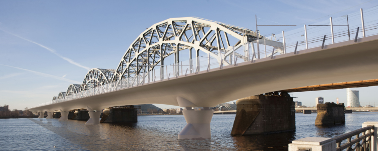 No pirmdienas Ģenerāļa Radziņa krastmalā pie Dzelzceļa tilta ieviesīs satiksmes izmaiņas, samazinot transporta joslu skaitu