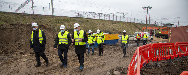 Satiksmes ministrs ar Rail Baltica Rīgas Centrālā mezgla būvnieku pārliecinās par stacijas darbību būvdarbu laikā