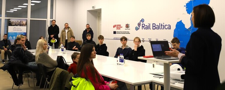 Jaunieši Ēnu dienā iepazīst Rail Baltica profesijas