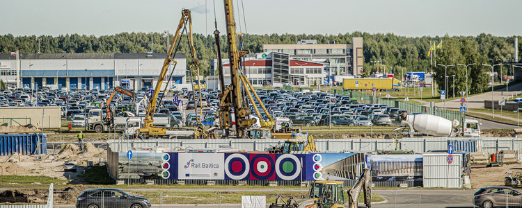 Uzsākta Rail Baltica dzelzceļa stacijas vērienīgākās estakādes izbūve pie lidostas "Rīga"